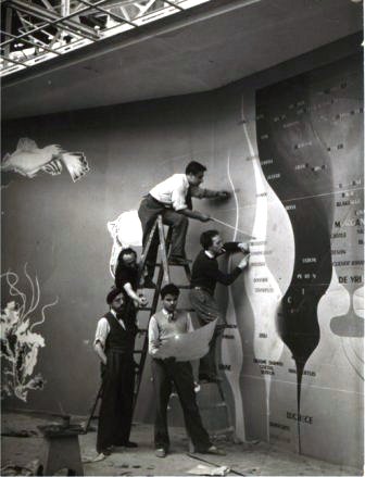 Arpad Szenes e outros artistas na decoração da Exposição Internacional de Paris, 1937
Foto. Georges Fried[...]
Col. Fundação Arpad Szenes-Vieira da Silva